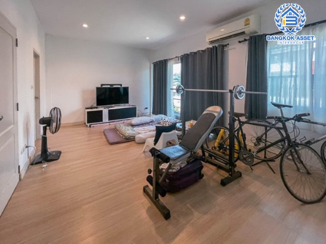 ทาวน์เฮ้าส์มือสองย่านกรุงเทพฯ ม.เนอวานา คลัสเตอร์ รามคำแหง เนื้อที่มากถึง 21.7 ตร.ว. ฟังก์ชัน 3 ห้องนอน 2 ห้องน้ำ 2 ที่จอดรถ บ้านสภาพสวย พร้อมอยู่ บนทำเลแห่งการเดินทาง ใกล้สนามบินสุวรรณภูมิ และรถไฟฟ้า (ในอนาคต) สายสีส้ม "สถานีราษฎร์พัฒนา"